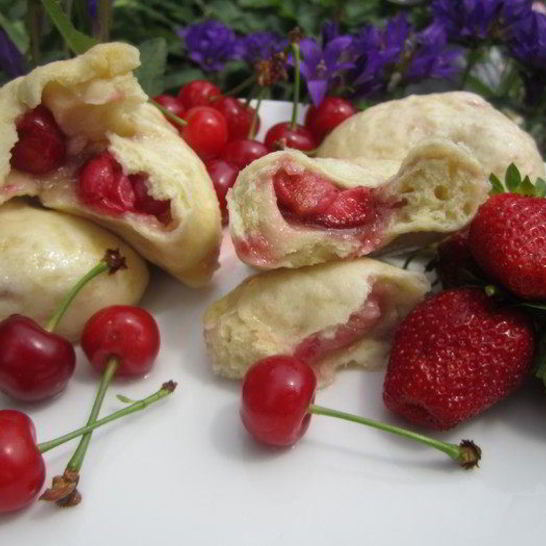 Рецепт паровых вареников с вишней и клубникой