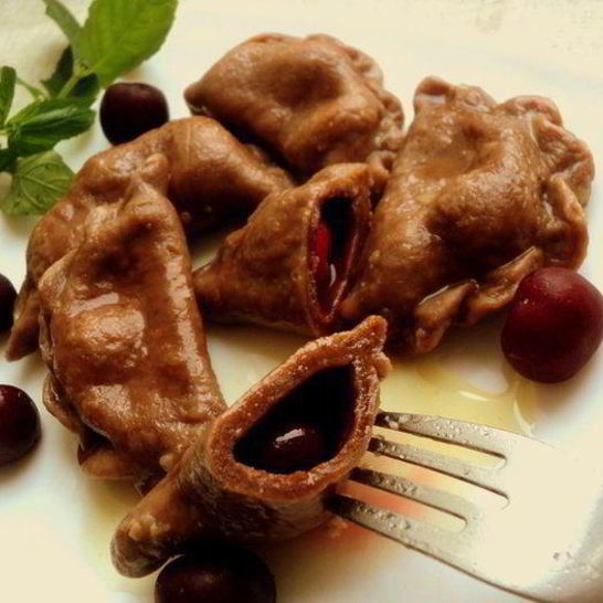 Рецепт шоколадных вареников с вишней