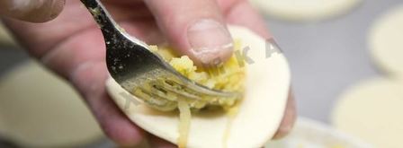 вареники с кислой капустой и мятым картофелем. Шаг 11