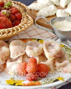 Вареники с клубникой на пару