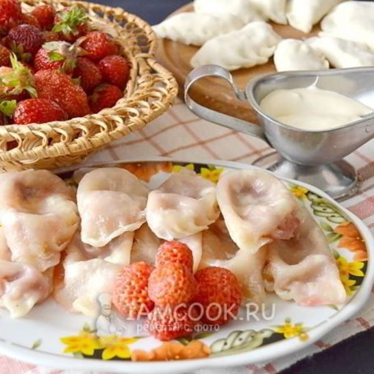 Рецепт вареников с клубникой на пару