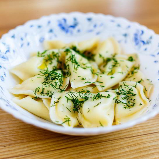 Рецепт вареников с соленым творогом и зеленью