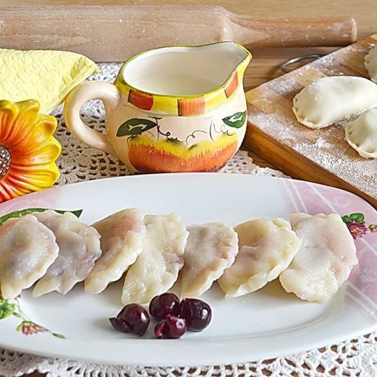 Рецепт вареников с творогом и вишней
