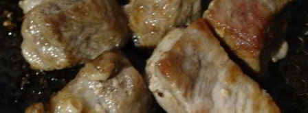 хмельное жаркое в горшочке с вяленым черносливом. Шаг 8