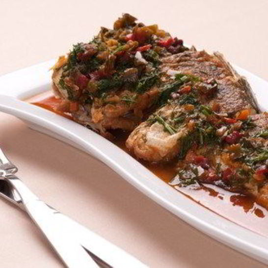 Рецепт рыбного жаркого с овощами, анчоусами и томатным соусом