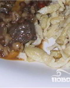 Жаркое из говядины с чечевицей и красным вином