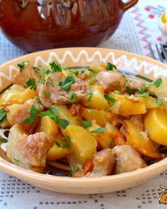 Жаркое с картошкой и свининой в горшочках