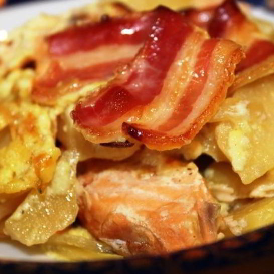 Рецепт жаркого с семгоя и беконома в горшочке