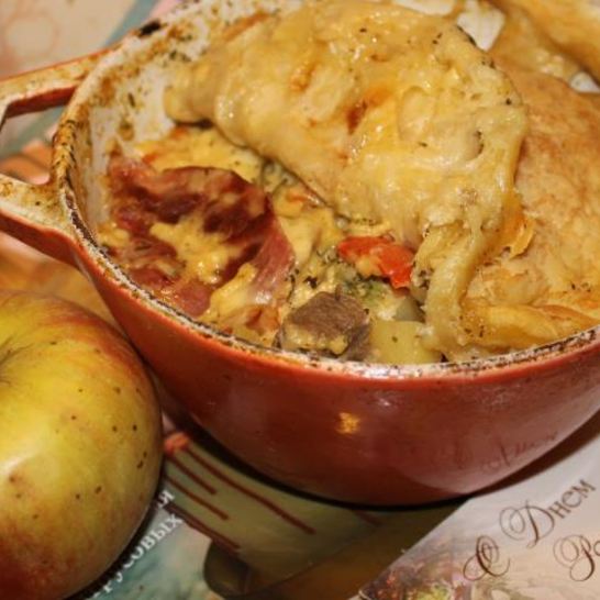 Рецепт жаркого с языком и беконом под крышкой из слоеного теста сытый патрик