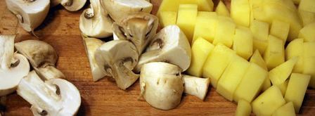 жаркое с языком и беконом под крышкой из слоеного теста сытый патрик. Шаг 3