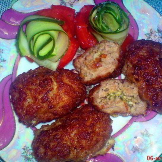 Рецепт мясных зраз с зеленью, чесноком и сыром