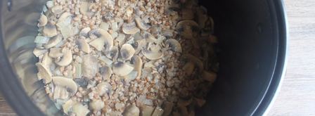 гречка с грибами и луком в мультиварке. Шаг 10