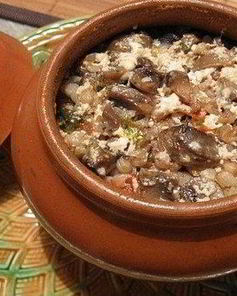 Гречка с мясом и овощами в горшочках