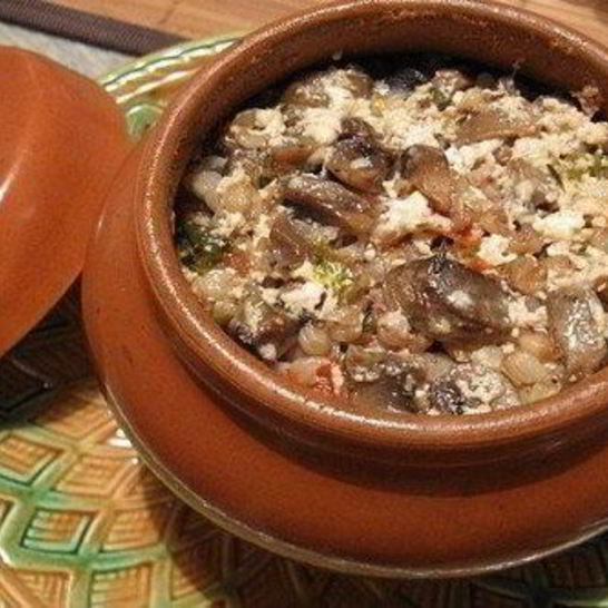 Рецепт гречки с мясом и овощами в горшочках