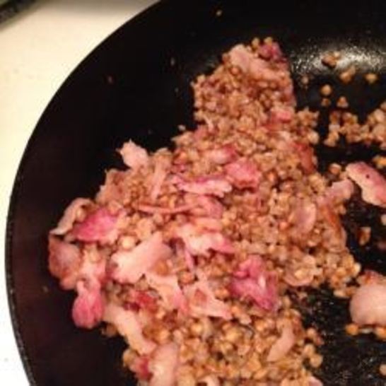 Рецепт гречки с салома и лукома