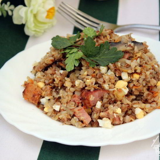 Рецепт гречки с шампиньонами, сырокопченой грудинкой и яйцом