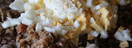 гречка с шампиньонами, сырокопченой грудинкой и яйцом. Шаг 6