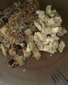 Куриные грудки с шалфеем и гречка с сельдеерем и баклажаном