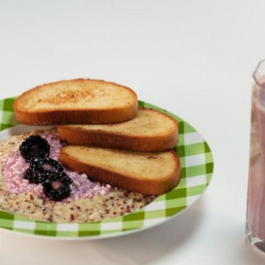 Рецепт каши из киноа с ежевично-творожным кремом