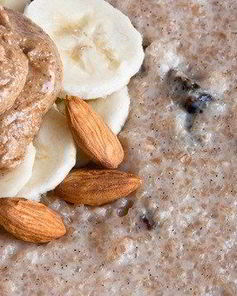 Каша из полбы с изюмом и миндальной пастой