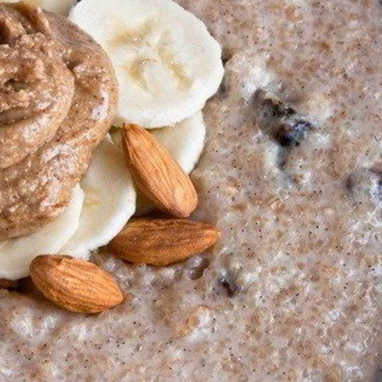 Рецепт каши из полбы с изюмом и миндальной пастой