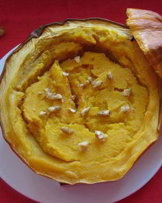 Каша из тыквы в тыквенном горшочке с грецкими орехами