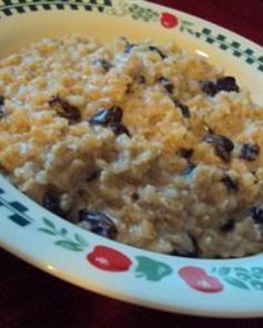 Кутья из коричневого риса с соевым молоком и изюмом