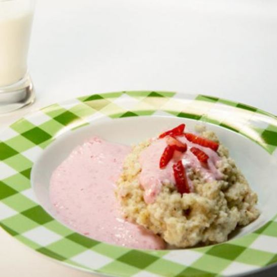 Рецепт ячменной каши с сыром фета и клубничным кремом