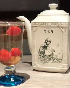 Белый травяной чай с малиной