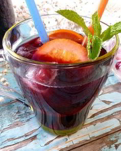 Черничный холодный чай с мятой и базиликом