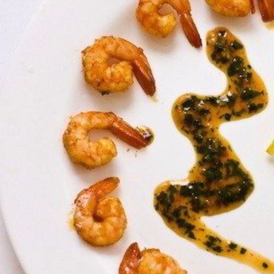 Рецепт креветочного коктейля с соусома иза манго и базилики