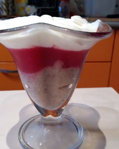 Десерт из бананового смузи и киселя