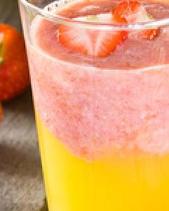 Смузи из клубники, бананов и апельсинового сока