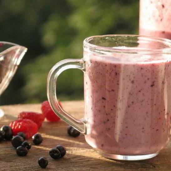 Рецепт смузей с ягодами и кислым молоком