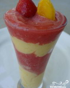 Витаминный напиток из клубники и манго