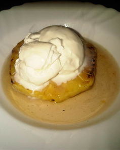 Жареный ананас с пряным сиропом и мороженым