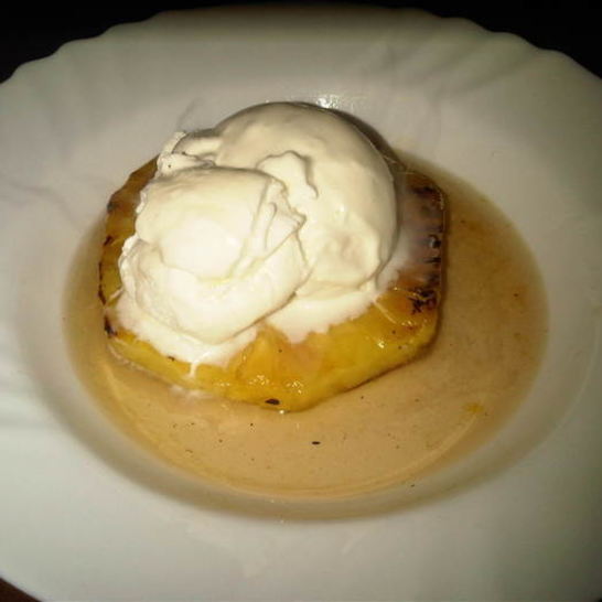 Рецепт жареного ананаса с пряным сиропом и мороженым