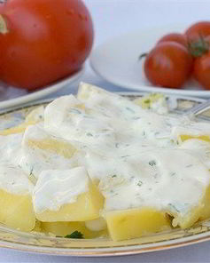 Датский картофельный салат с укропом и йогуртовой заправкой