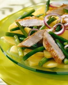 Картофельно-фасолевый салат с кусочками индейки