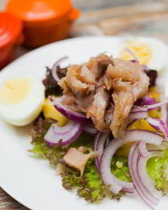 Картофельный салат с копченой рыбой