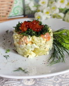 Картофельный салат с красной рыбой и икрой