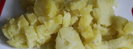 картофельный салат с красной рыбой и икрой. Шаг 2