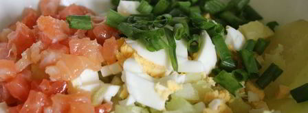 картофельный салат с красной рыбой и икрой. Шаг 4