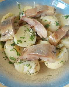 Картофельный салат с сельдью и горчичной заправкой Любят все