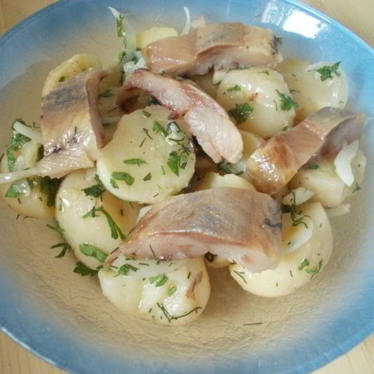 Рецепт картофельного салата с сельдью и горчичной заправкой любят все