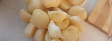 картофельный салат с сельдью и горчичной заправкой любят все. Шаг 2