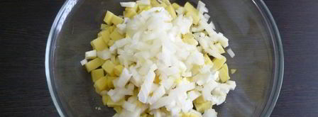 картофельный салат с соленой сельдью и свеклой. Шаг 3