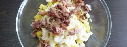 картофельный салат с соленой сельдью и свеклой. Шаг 4