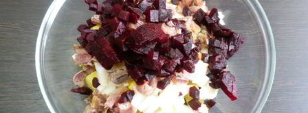 картофельный салат с соленой сельдью и свеклой. Шаг 5