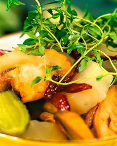 Картофельный салат с солеными огурцами и грибами